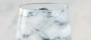 AdoBestock_499091323 hielo en vidrio