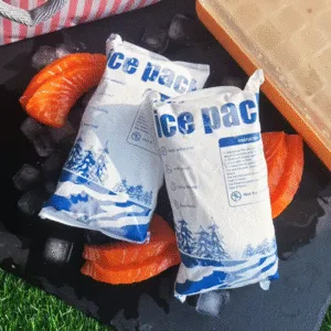 Toque em uma bolsa de gelo seca com as mãos